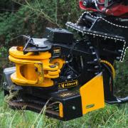 The grapple features a “huge” opening of 1,134 mm (44.64’’), which allows operators to pick up and move multiple logs.